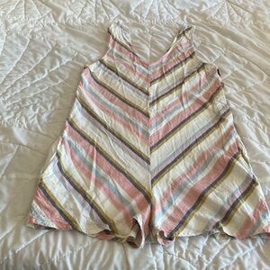 Adorable Roxy linen romper with pockets and cute side buttons